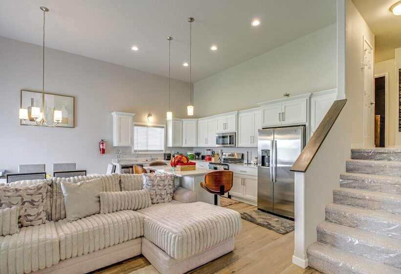 13 Mi To Dtwn Fargo: North Dakota Family Home!