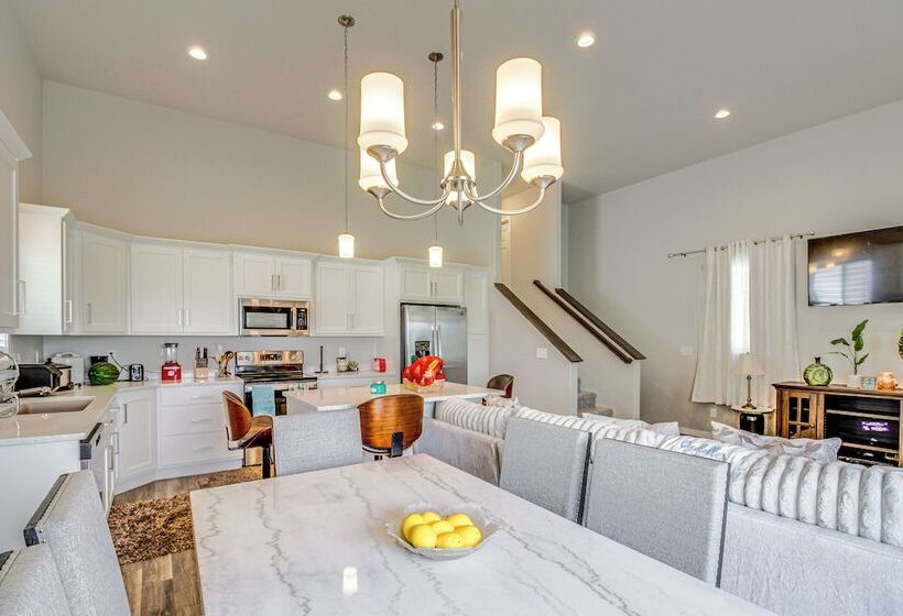 13 Mi To Dtwn Fargo: North Dakota Family Home!