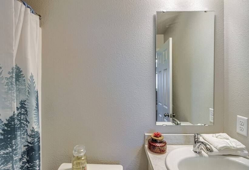 13 Mi To Dtwn Fargo: North Dakota Family Home!