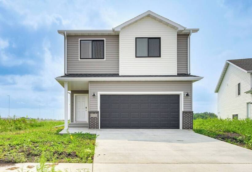 13 Mi To Dtwn Fargo: North Dakota Family Home!