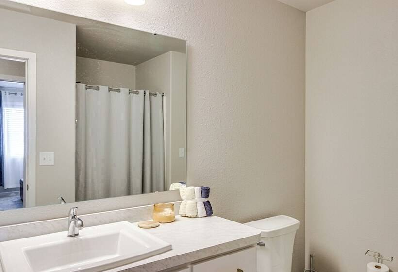 13 Mi To Dtwn Fargo: North Dakota Family Home!