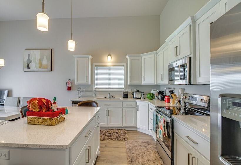 13 Mi To Dtwn Fargo: North Dakota Family Home!