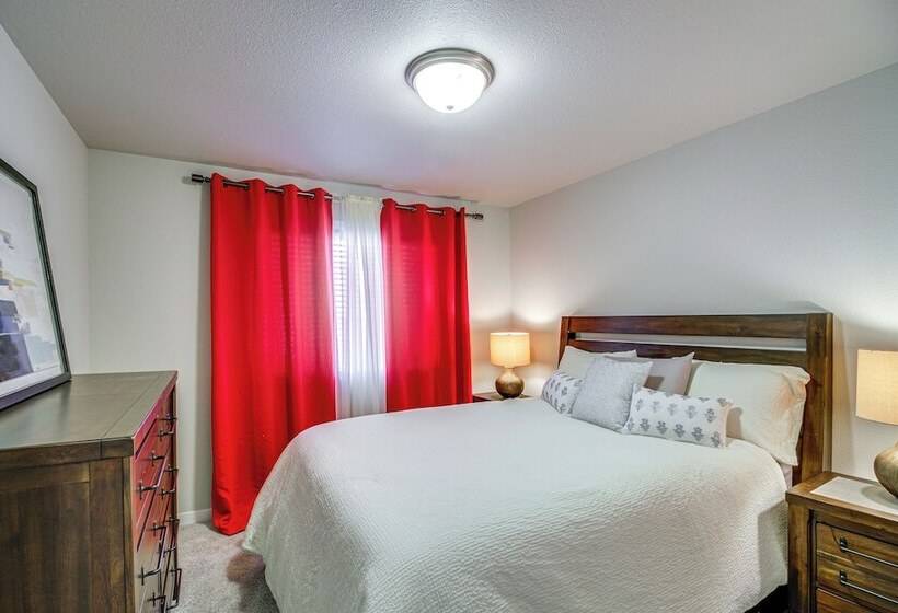 13 Mi To Dtwn Fargo: North Dakota Family Home!