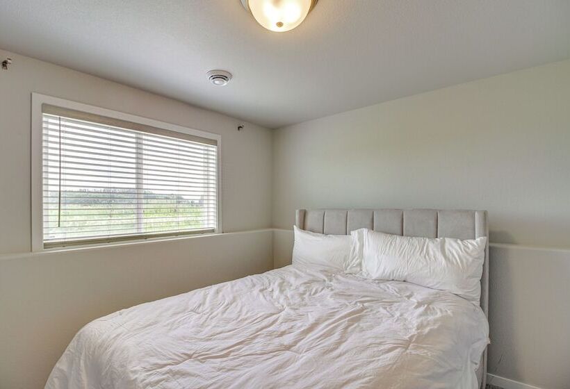 13 Mi To Dtwn Fargo: North Dakota Family Home!