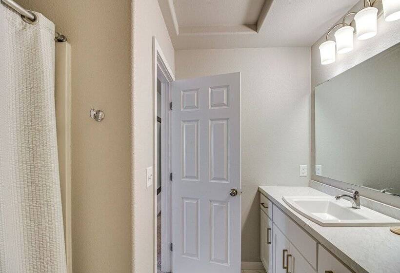 13 Mi To Dtwn Fargo: North Dakota Family Home!