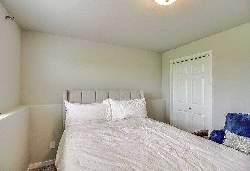 13 Mi To Dtwn Fargo: North Dakota Family Home!