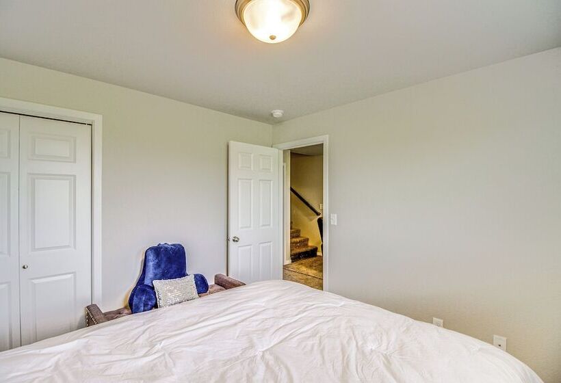 13 Mi To Dtwn Fargo: North Dakota Family Home!