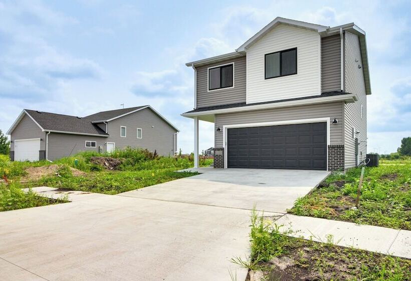 13 Mi To Dtwn Fargo: North Dakota Family Home!
