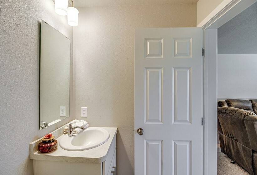 13 Mi To Dtwn Fargo: North Dakota Family Home!