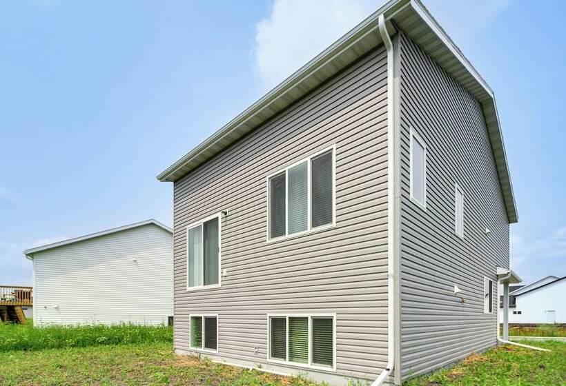 13 Mi To Dtwn Fargo: North Dakota Family Home!