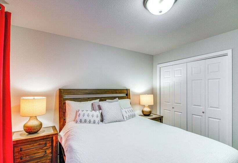 13 Mi To Dtwn Fargo: North Dakota Family Home!