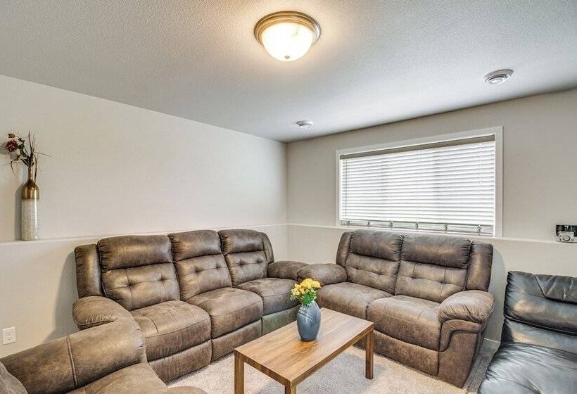 13 Mi To Dtwn Fargo: North Dakota Family Home!