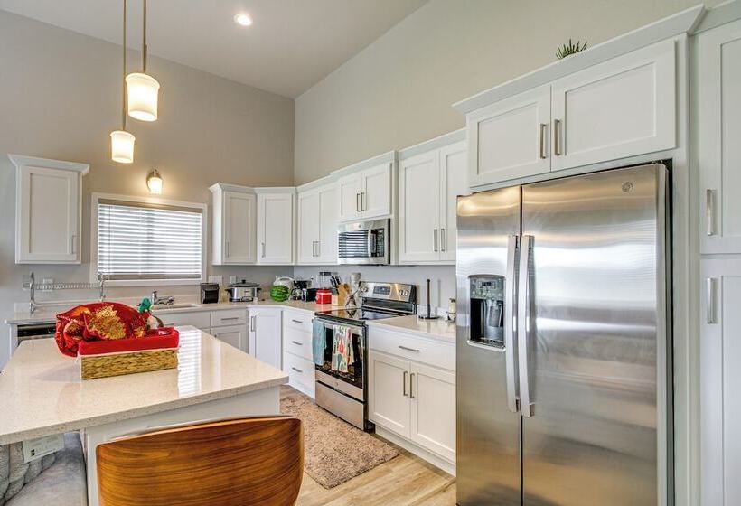 13 Mi To Dtwn Fargo: North Dakota Family Home!