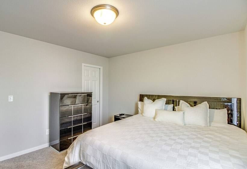 13 Mi To Dtwn Fargo: North Dakota Family Home!