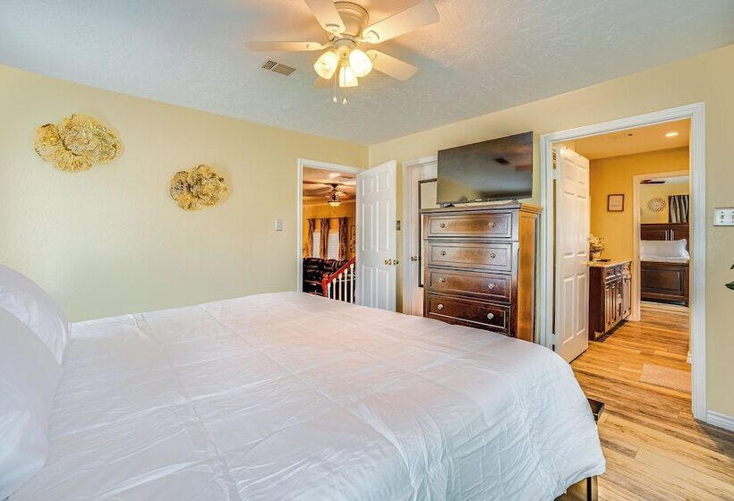 Onalaska Home W/ Game Room, Sunroom & Lake View!