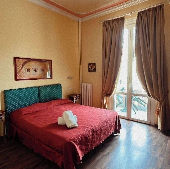 펜션 Room In Guest Room Fly In Viareggio Beach In Front Of The Famous Promenade With Shops And Establis