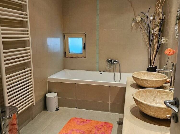 بنسيون Room In Guest Room   Guest Apartment Within A Villa In Lagonissi