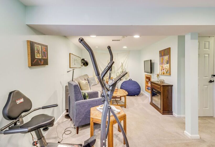 Pet Friendly Annapolis Home: Walk To Beach!