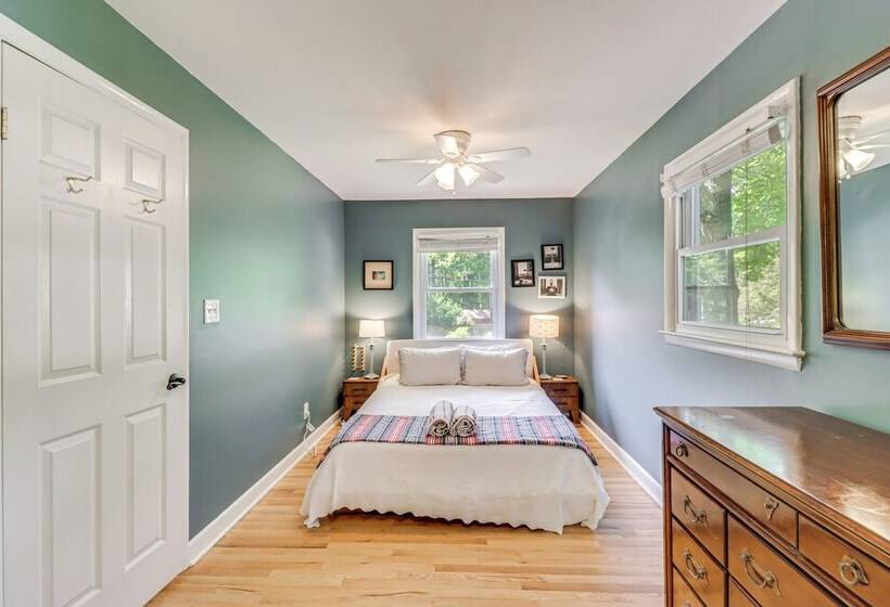 Pet Friendly Annapolis Home: Walk To Beach!