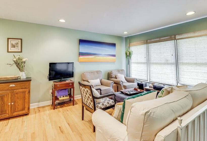 Pet Friendly Annapolis Home: Walk To Beach!