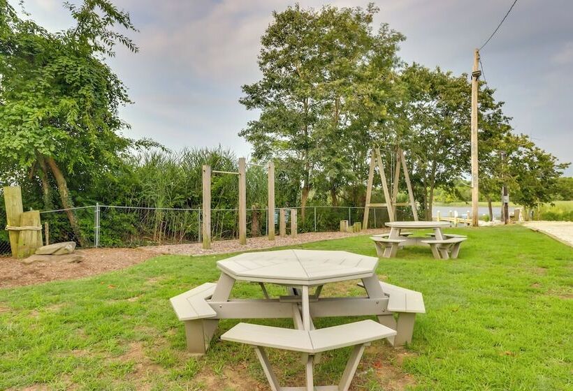 Pet Friendly Annapolis Home: Walk To Beach!