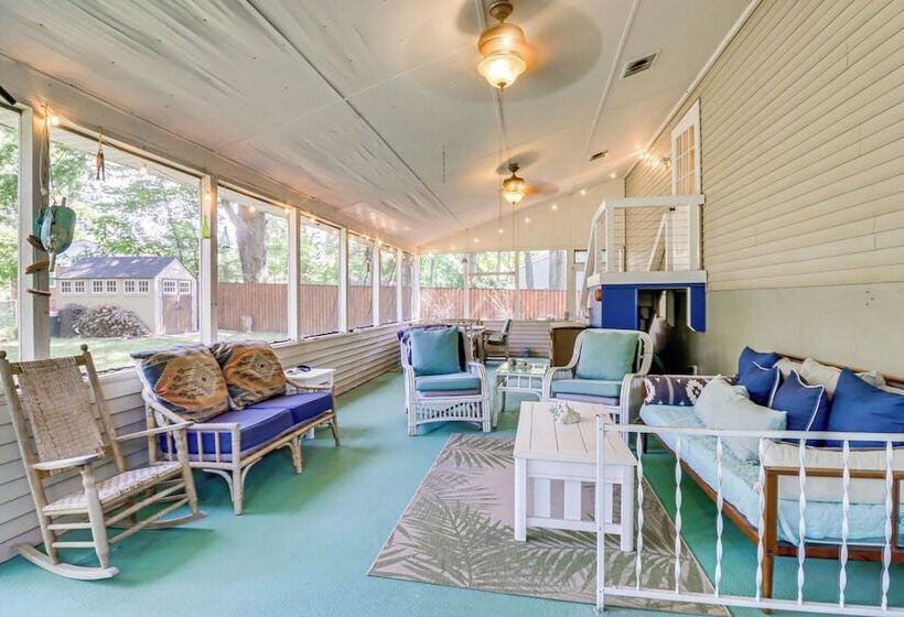 Pet Friendly Annapolis Home: Walk To Beach!