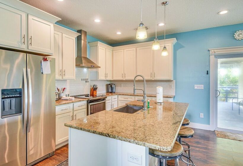 Close To Beaches: Palm Coast Home W/ Deck!