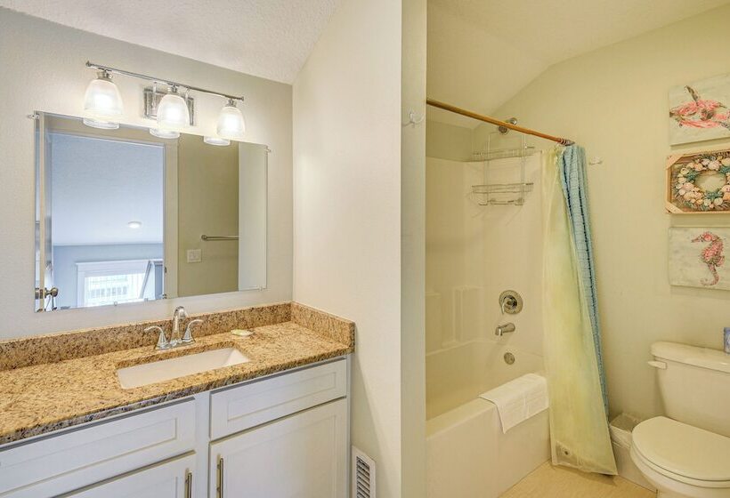 Close To Beaches: Palm Coast Home W/ Deck!