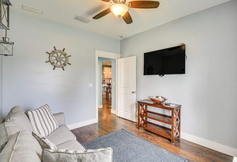 Close To Beaches: Palm Coast Home W/ Deck!