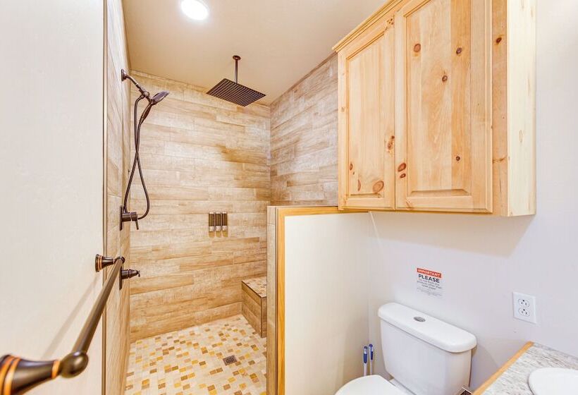 Quitman Lakefront Cabin W/ Screened Porch & Grill!