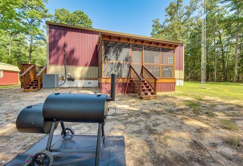 Quitman Lakefront Cabin W/ Screened Porch & Grill!
