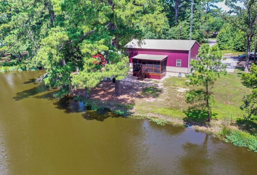 Quitman Lakefront Cabin W/ Screened Porch & Grill!