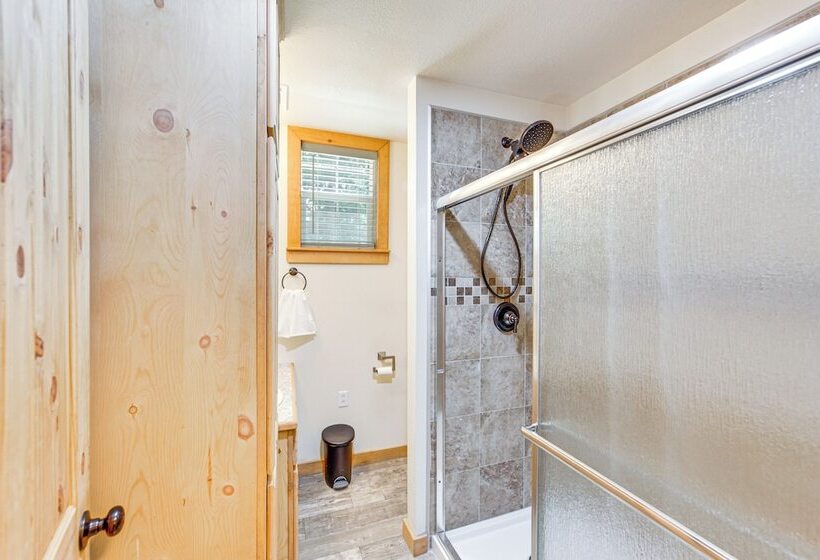 Quitman Lakefront Cabin W/ Screened Porch & Grill!