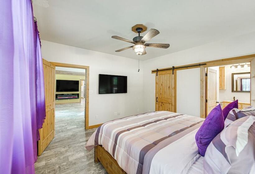 Quitman Lakefront Cabin W/ Screened Porch & Grill!