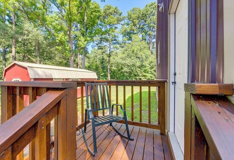 Quitman Lakefront Cabin W/ Screened Porch & Grill!