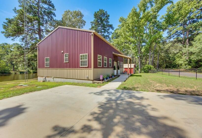 Quitman Lakefront Cabin W/ Screened Porch & Grill!