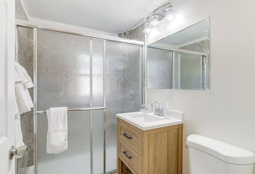 Rockville Home W/ Spacious Yard: 17 Mi To Dc!