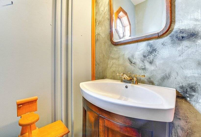 Saratoga Springs Home W/ Hot Tub: Walk To Downtown