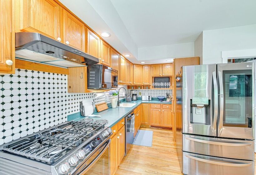 Saratoga Springs Home W/ Hot Tub: Walk To Downtown