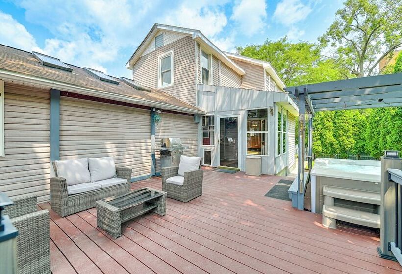 Saratoga Springs Home W/ Hot Tub: Walk To Downtown