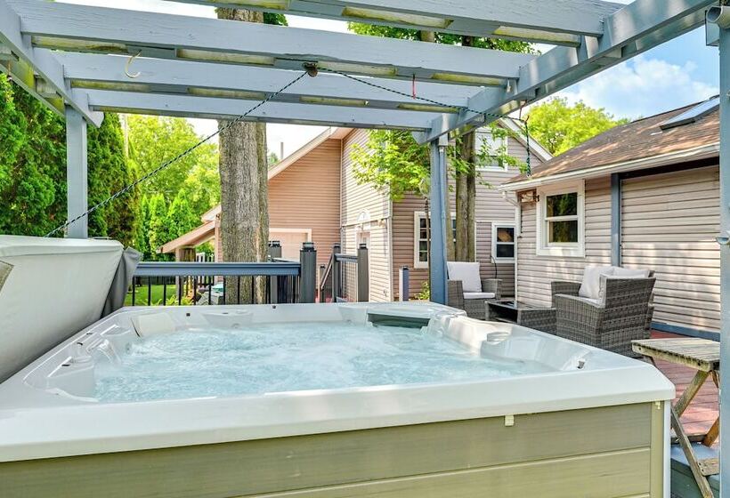 Saratoga Springs Home W/ Hot Tub: Walk To Downtown