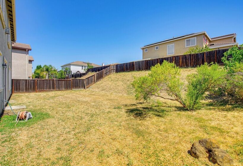 Spacious Fairfield Retreat Near Six Flags!