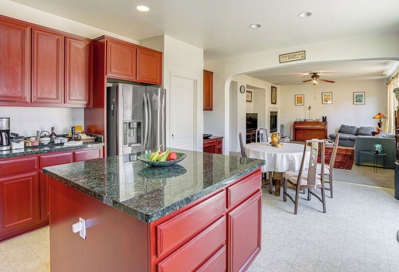 Spacious Fairfield Retreat Near Six Flags!