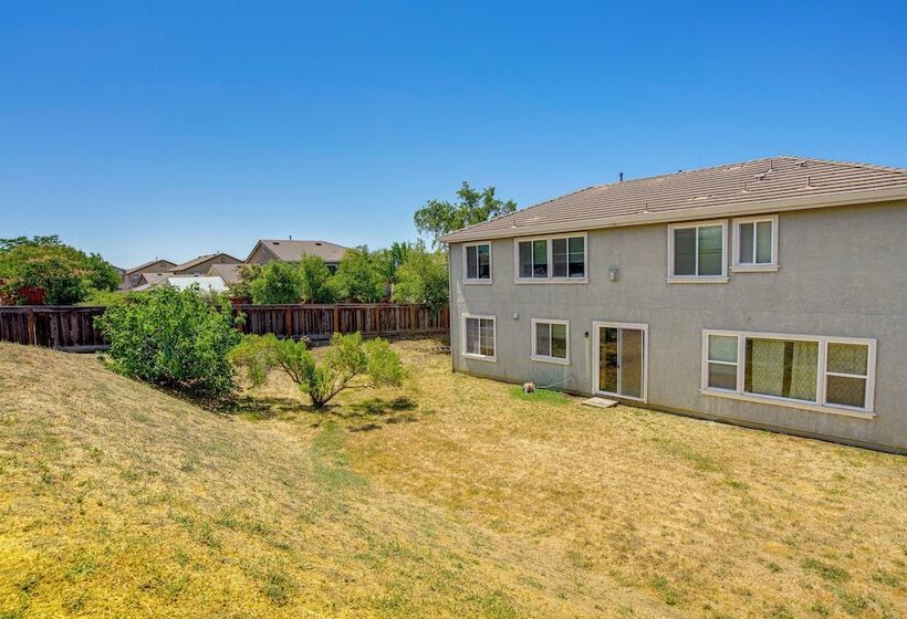 Spacious Fairfield Retreat Near Six Flags!