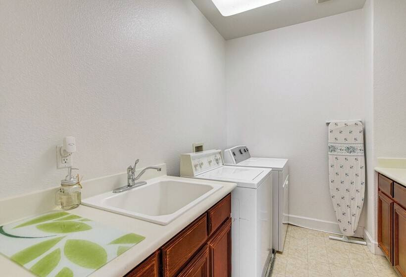 Spacious Fairfield Retreat Near Six Flags!