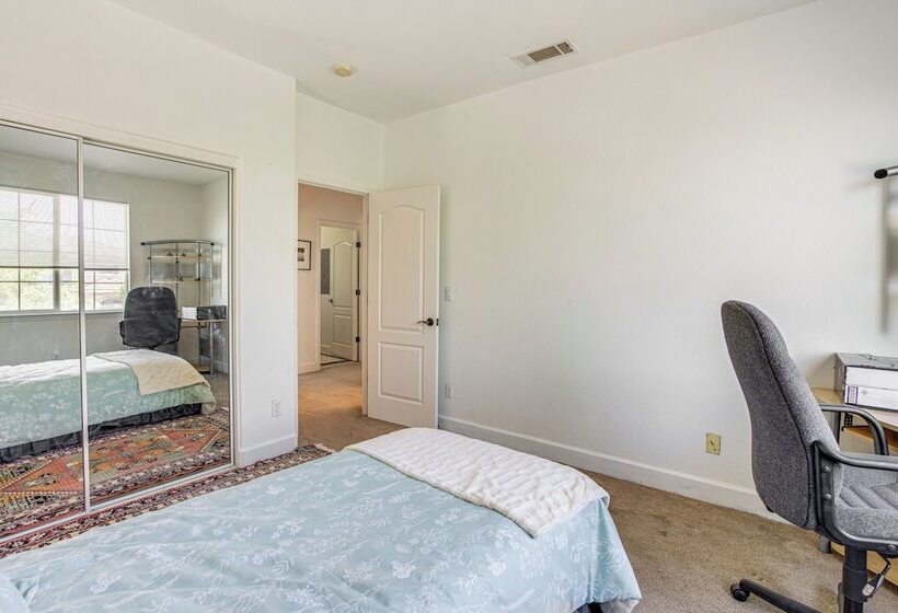 Spacious Fairfield Retreat Near Six Flags!