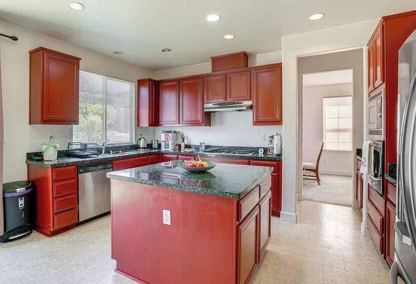 Spacious Fairfield Retreat Near Six Flags!