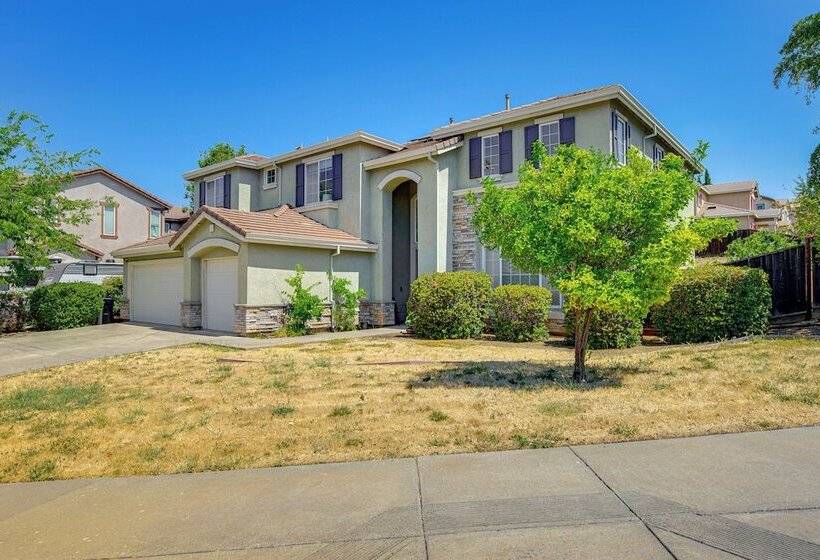 Spacious Fairfield Retreat Near Six Flags!