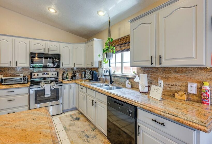 Spacious Mesquite Home ~ 3 Mi To Golf Courses!