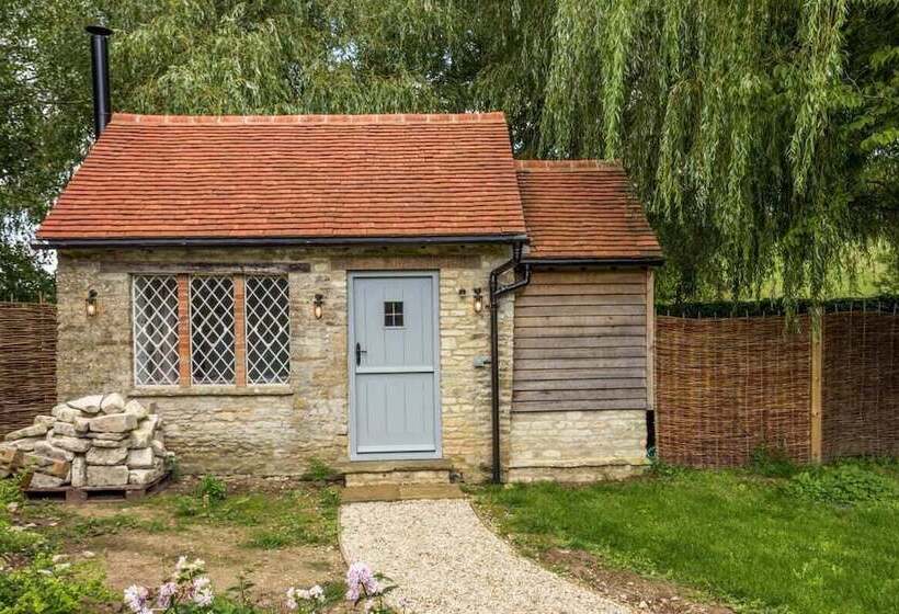 The Swinbrook Manor House   Spacious 5bdr House With Garden